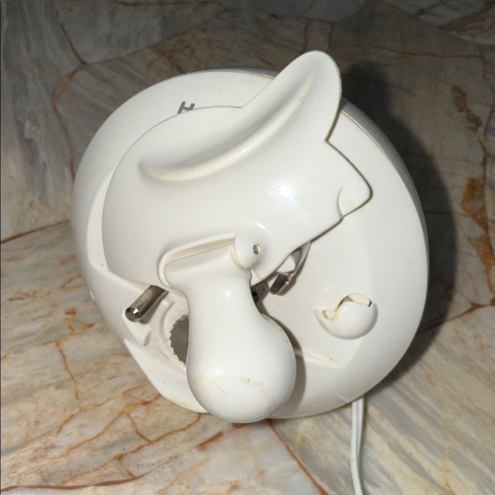 Hamilton Beach 76500 White Cordless Rechargeable Electric Can Opener Type CA25